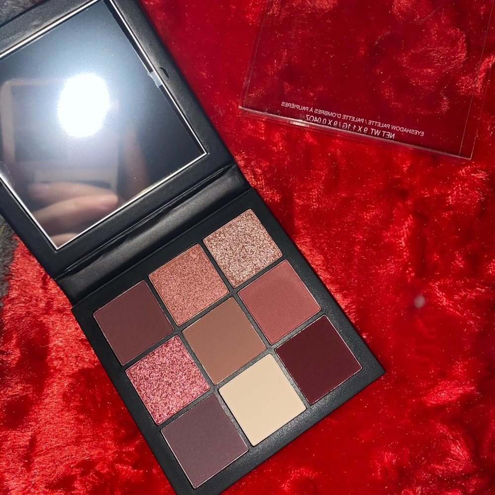 Huda beauty eyeshadow palette